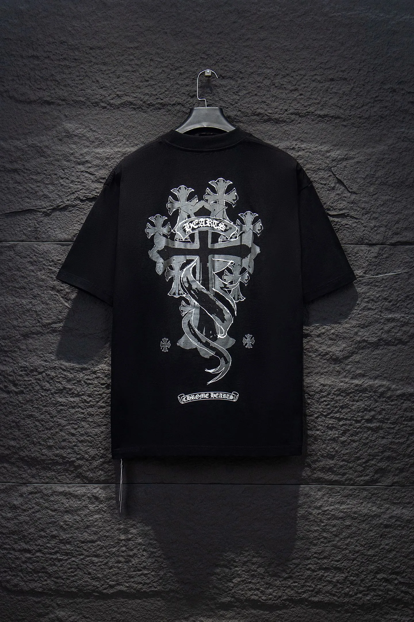 P180 Chrome hearts• 25ss ⚠YB custom-woven and dyed fabric, color, printing, version, accessories, hardware. The fabric is woven by imported machines. The uniqueness of the cloth texture creates a perfect garment effect. The fabric is made of 260-gram clean cloth with 320-gram 1*1 rib. 4-color environmentally friendly dyed fabric, and the threads are in the same cylinder without color difference.  Gradient graffiti on garments, hand-painted graffiti technology on garments, details clearly visible on the collar, pockets, cuffs, and front and rear threads. The printing uses Japanese BROTHER white ink digital direct-injection garment printing. This model is a global limited edition. In order to present a product like a work of art, after a long period of repeated determination of details, a very high-standard garment is presented. The front chest is made of direct-injection printing environmentally friendly glue material, using a mechanized printing process. Mechanical printing has high precision, the positioning accuracy can reach ±0.02mm, and the quality is stable.   The body of the garment is processed with hand-nailed hardware elements, which greatly increases the interest of the garment and creates a unique visual effect. The special washing effect creates a unique aged effect.  Croix Heart Short Sleeve must be the first short-sleeved piece in spring and summer that blurs the boundaries of unisex style. It has a classic dropped shoulder oversize version and a loose and casual upper body.  Color: Black White Size: S M L XL
